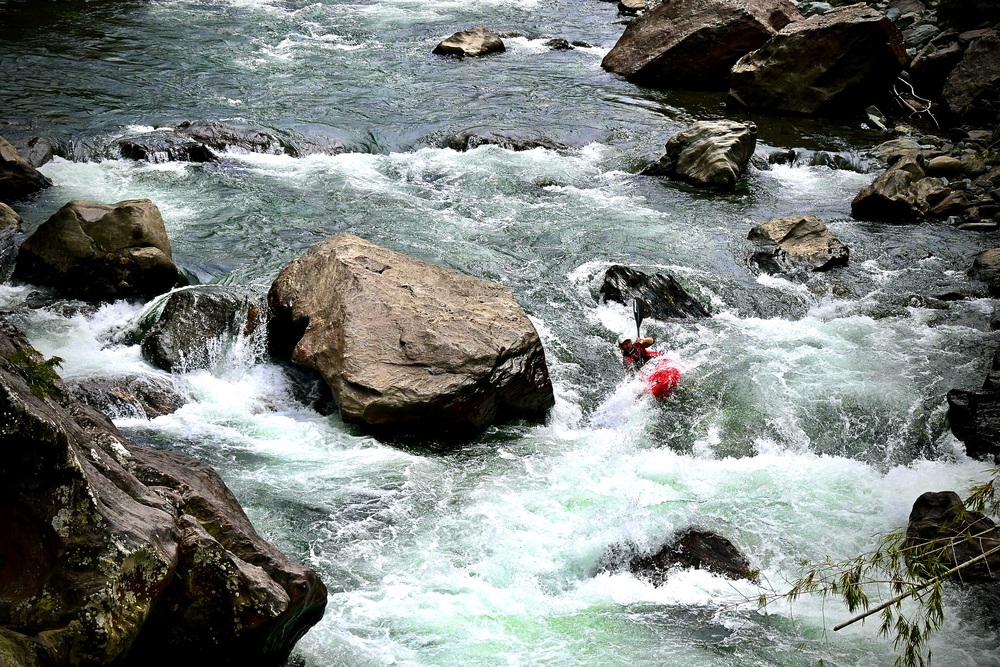 Jules Dominé liderando una expedición fluvial en Colombia